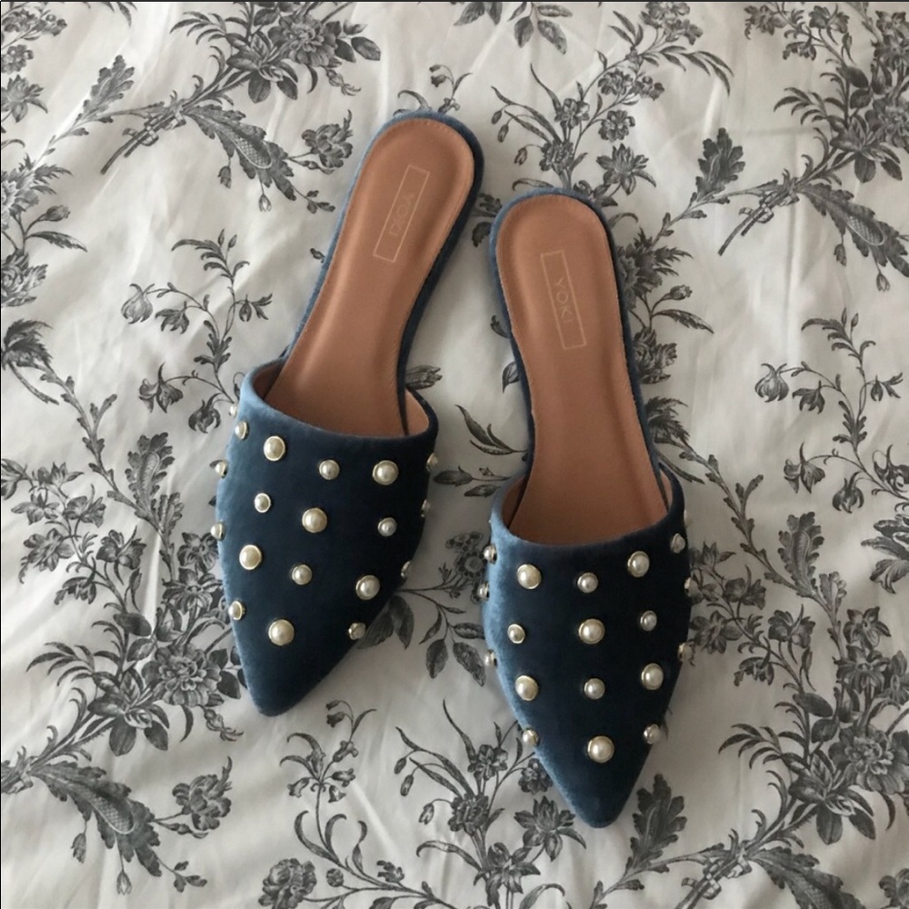 Super cute blue Yoki brand slides!